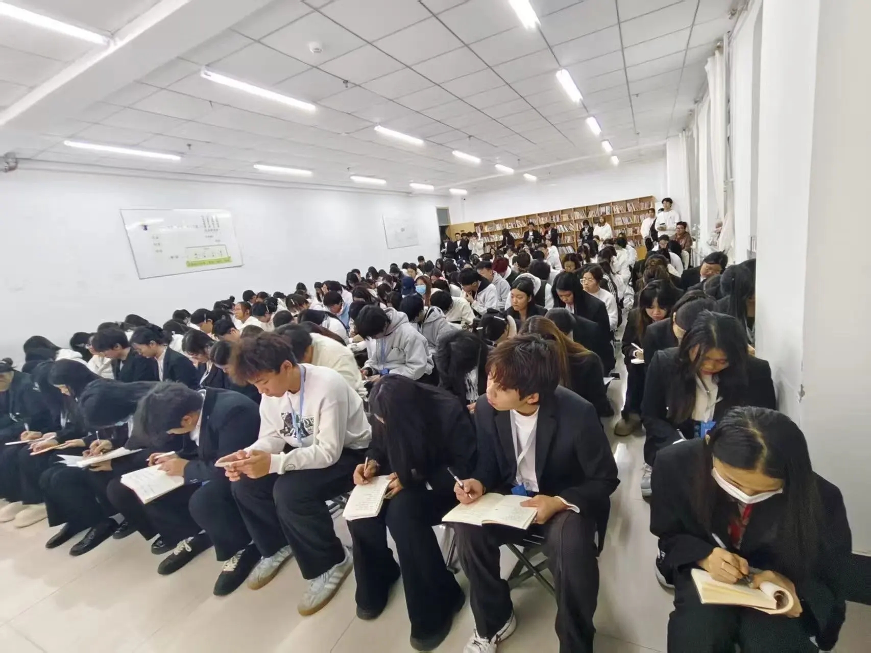 ��ְ���У���ʵ��������Ӣ��ѧԺ�ٿ�ѧ����ȫ����